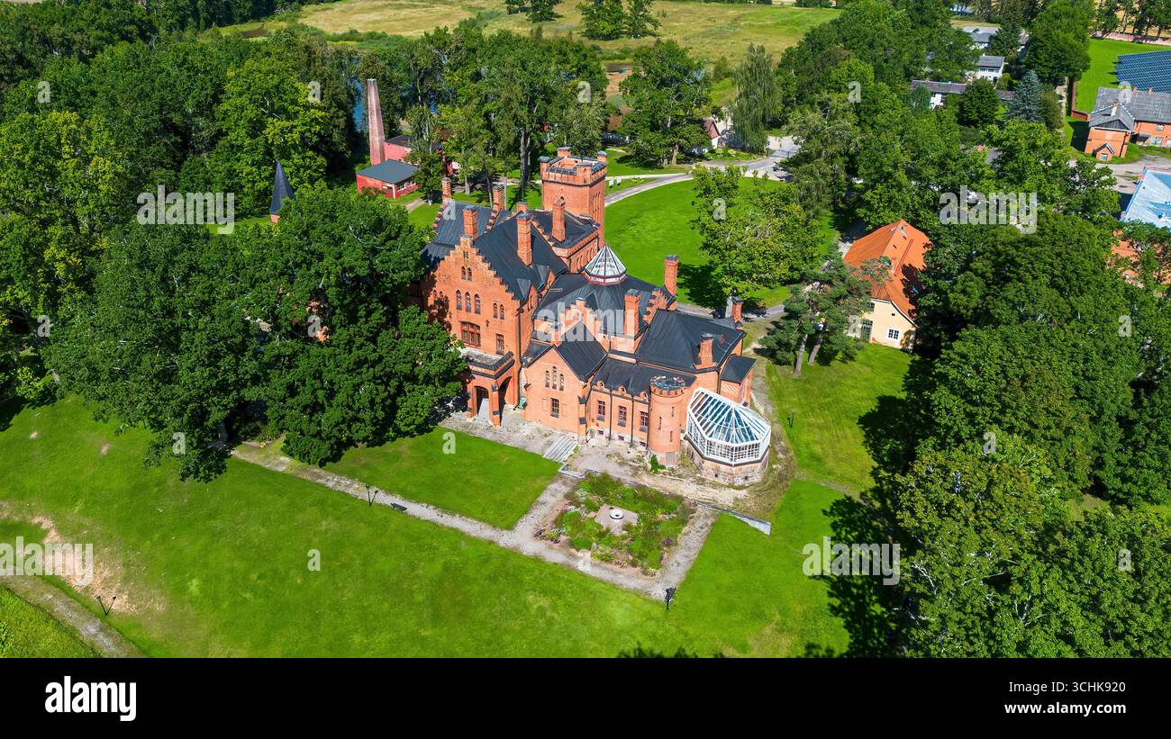 Vista aerea del Castello di Sangaste, costruito in Estonia in stile neogotico con influenze dell'architettura Tudor Foto Stock