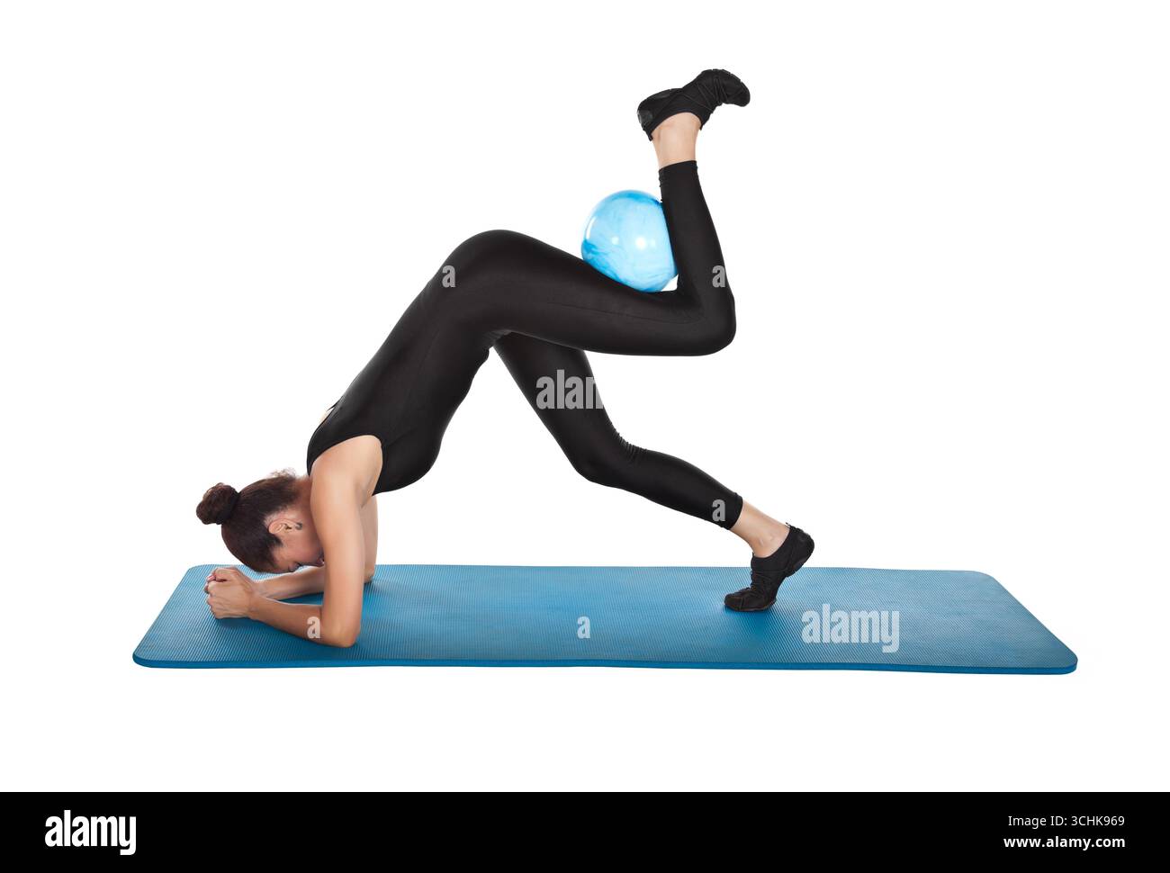 Sollevatori per gambe con palla, programma Stott Pilates, allenamento completo per il corpo, pratica funzionale per donne afroamericane, esercizi di yoga A. Foto Stock