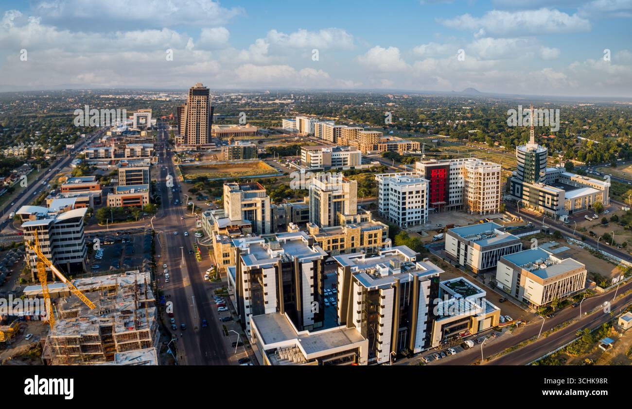 Veduta aerea di Gaborone diurna, area CBD, torri e grattacieli, Gaborone è la capitale del Botswana, la piccola nazione dell'Africa meridionale Foto Stock