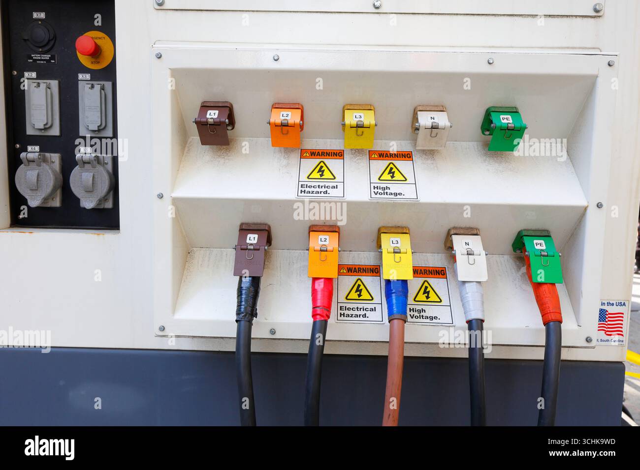 Cavi elettrici inseriti in un generatore. Foto Stock