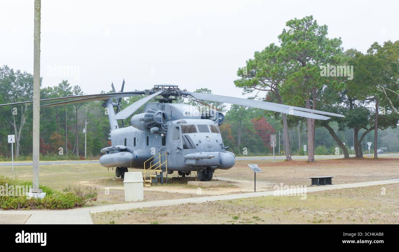 Elgin FL, Stati Uniti - 28 dicembre 2024: Elicottero Sikorsky CH-53E Super Stallion esposto all'Air Force Armament Museum, mettendo in evidenza l'a militare Foto Stock