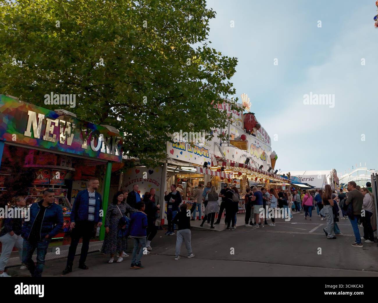 LUSSEMBURGO, EUROPA - 1° SETTEMBRE 2025 - visitatori che passeggiano e acquistano cibo allo Schueberfouer, il più grande evento funebre del Lussemburgo e della grande regione Foto Stock