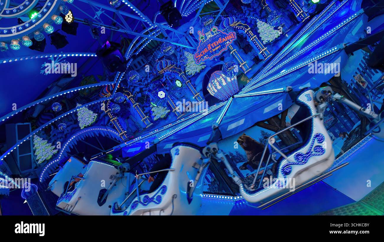 LUSSEMBURGO, EUROPA - 1 SETTEMBRE 2025 - giro a Schlittenfahrt che gira alla fiera Schueberfouer nella città di Lussemburgo, creando un'atmosfera festosa con b Foto Stock