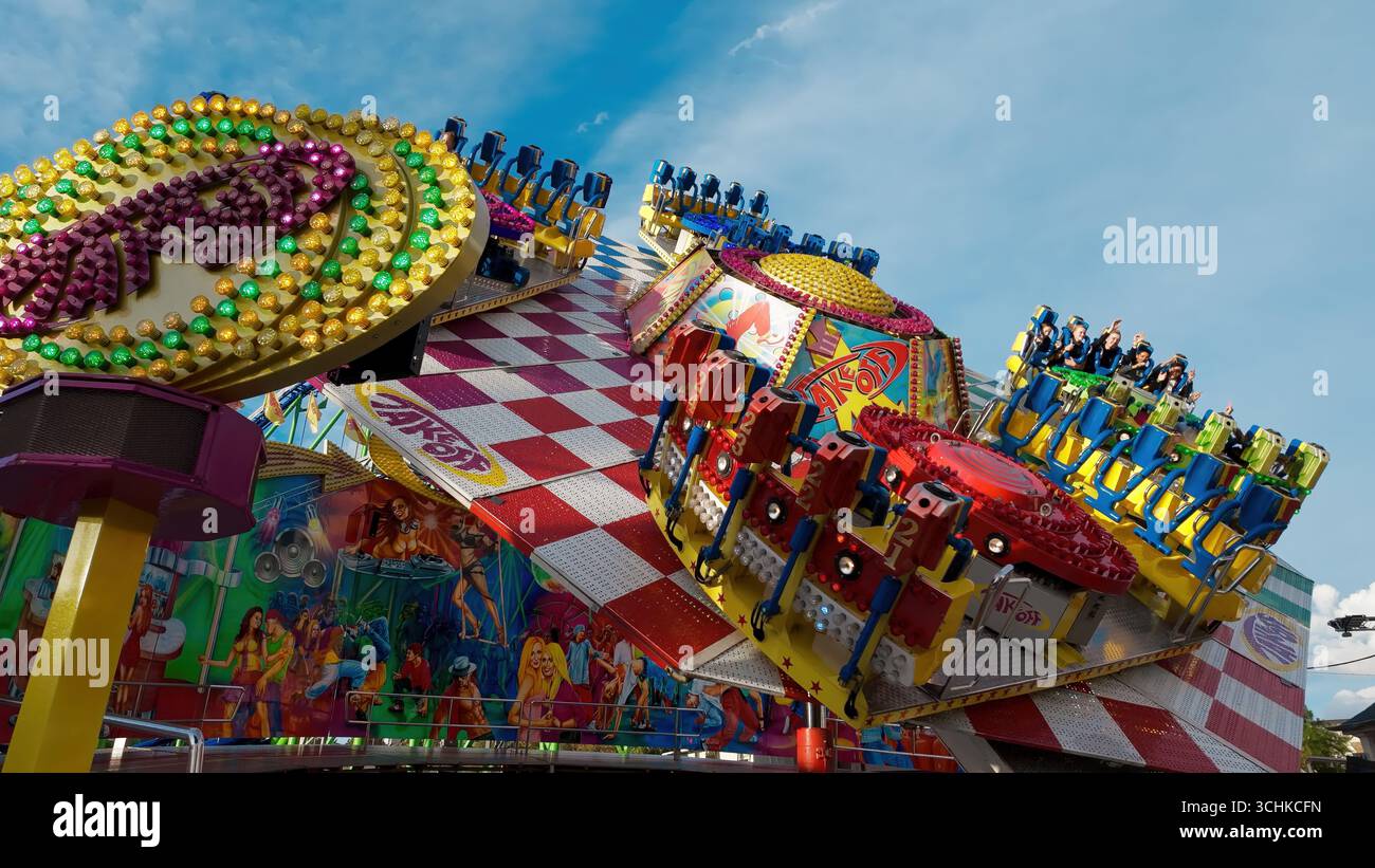 LUSSEMBURGO, EUROPA - 1 SETTEMBRE 2025 - i visitatori si godono un emozionante giro alla Schueberfouer, la più grande fiera annuale del Lussemburgo Foto Stock