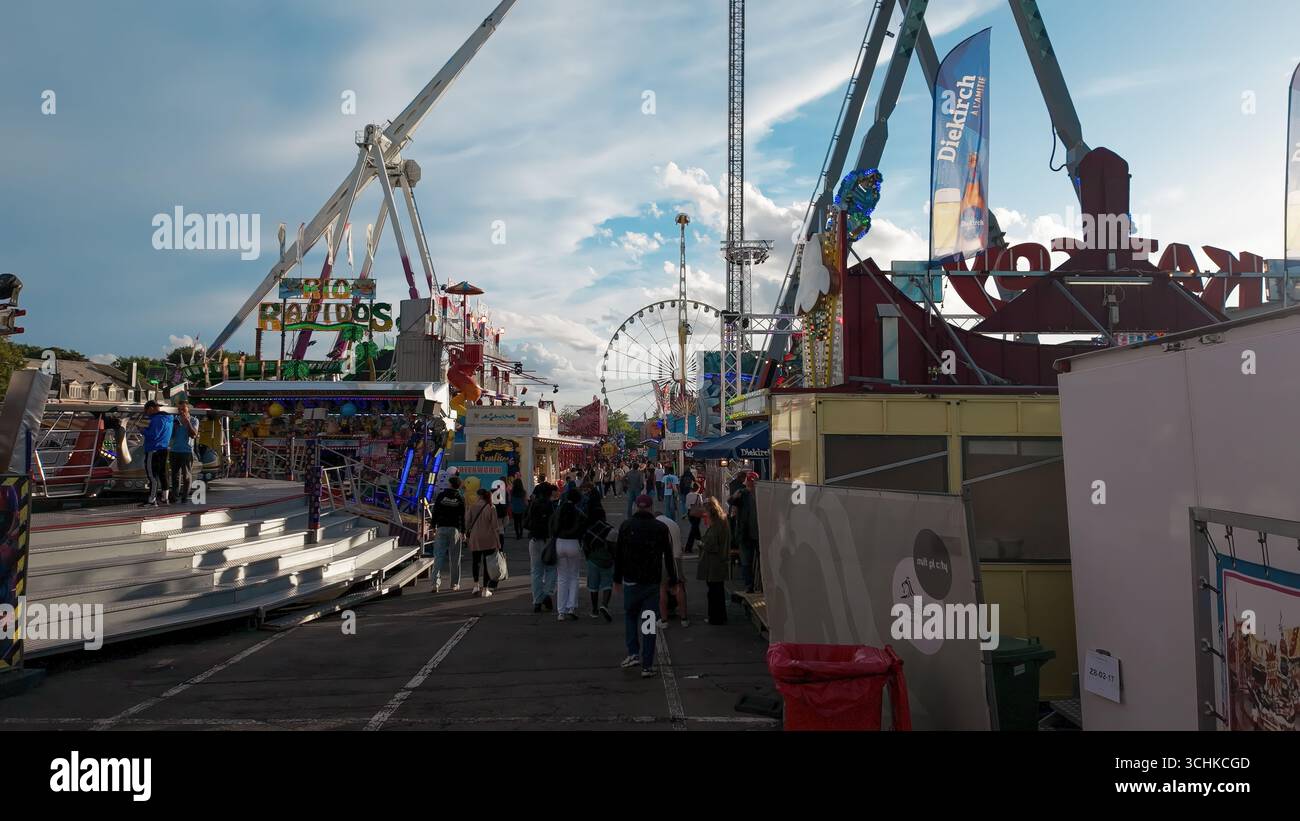 LUSSEMBURGO, EUROPA - 1° SETTEMBRE 2025 - i visitatori camminano attraverso la fiera funebre Schueberfouer nella città di Lussemburgo, godendosi le giostre, i giochi e l'atmosfera Foto Stock