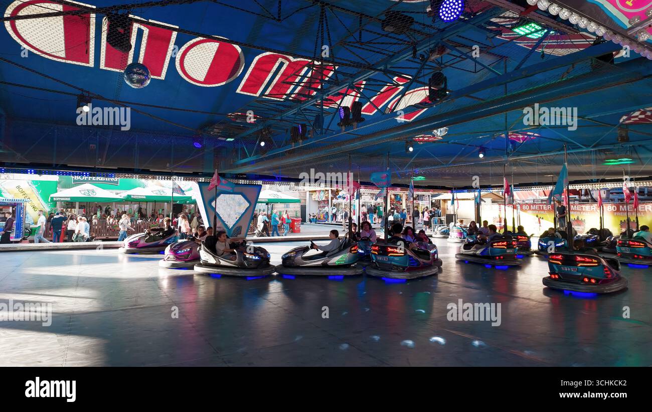 LUSSEMBURGO, EUROPA - 1° SETTEMBRE 2025 - turisti che si divertono a guidare autoscontri presso lo Schueberfouer, il più grande parco divertimenti del Lussemburgo Foto Stock
