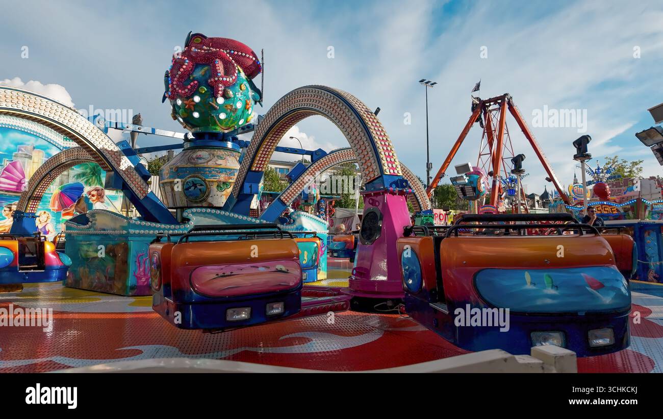 LUSSEMBURGO, EUROPA - 1° SETTEMBRE 2025 - giostra colorata di polpi che spicca tra le altre attrazioni al vivace fiera funebre Schueberfouer in Lussemburgo Foto Stock
