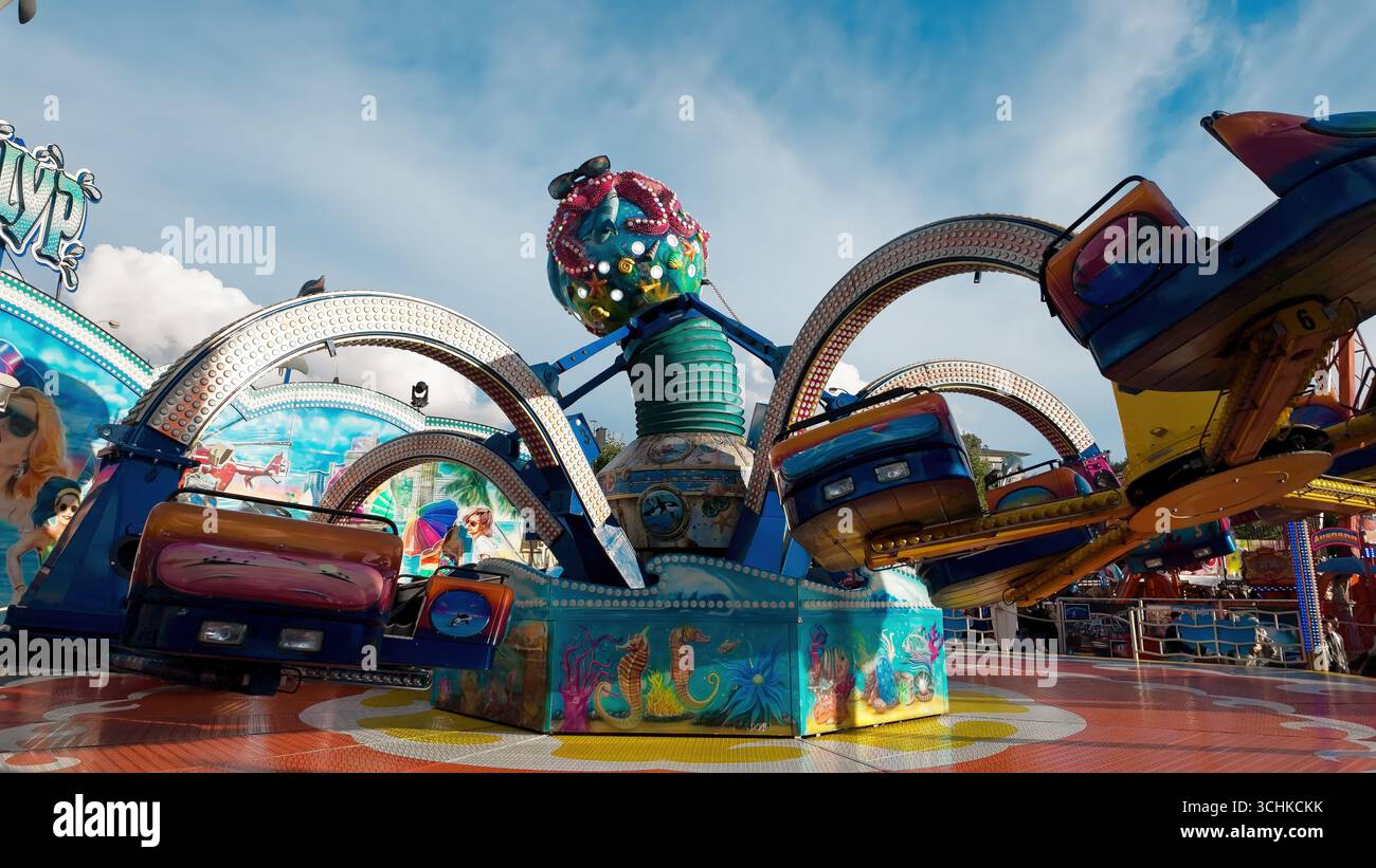 LUSSEMBURGO, EUROPA - 1 SETTEMBRE 2025 - giostra a forma di polpo che gira al parco divertimenti Schueberfouer di Lussemburgo, creando un emozionante parco divertimenti Foto Stock