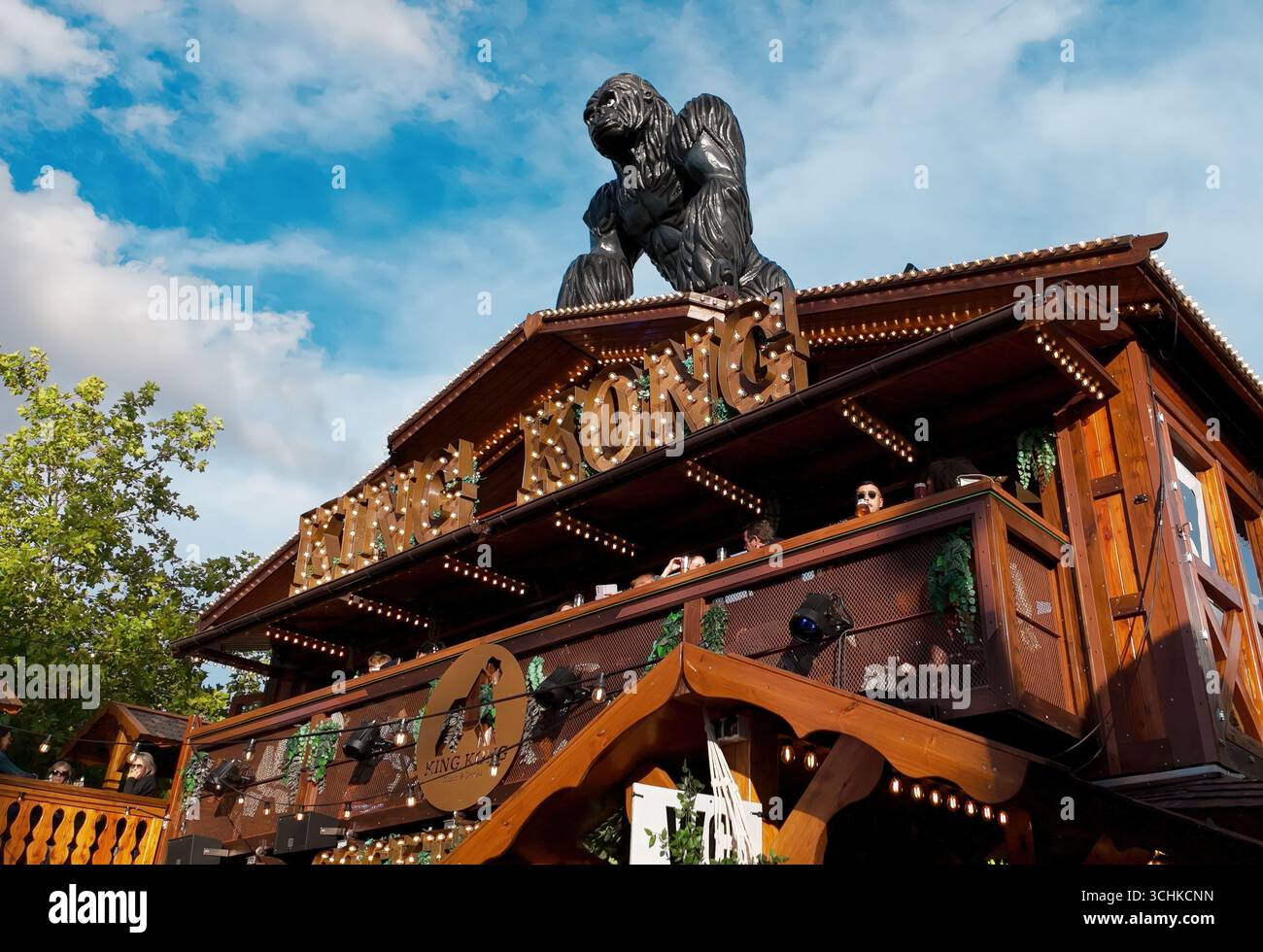 LUSSEMBURGO, EUROPA - 1° SETTEMBRE 2025 - statua del gigante king kong in cima a una struttura in legno che domina i visitatori che si godono il parco divertimenti Schueberfouer in Lussemburgo Foto Stock