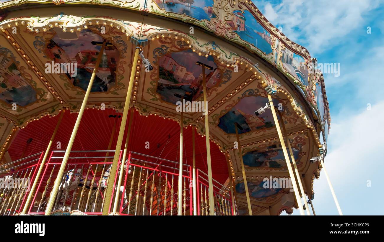 LUSSEMBURGO, EUROPA - 1 SETTEMBRE 2025 - giostra d'epoca con cavalli che girano sotto un cielo blu al parco divertimenti Schueberfouer in Lussemburgo Foto Stock