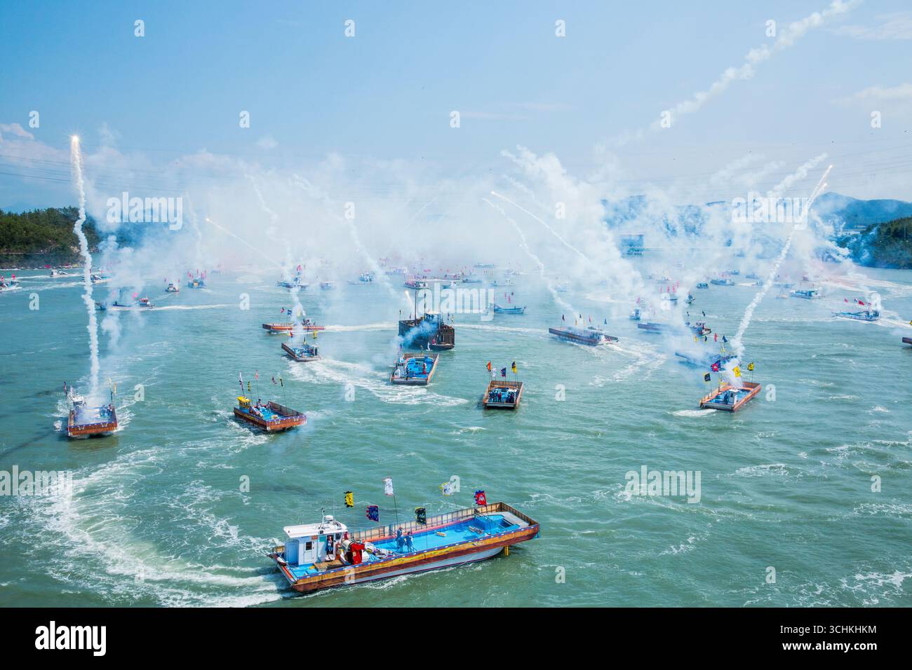 Una vivida rievocazione di un'antica battaglia navale coreana. Foto Stock