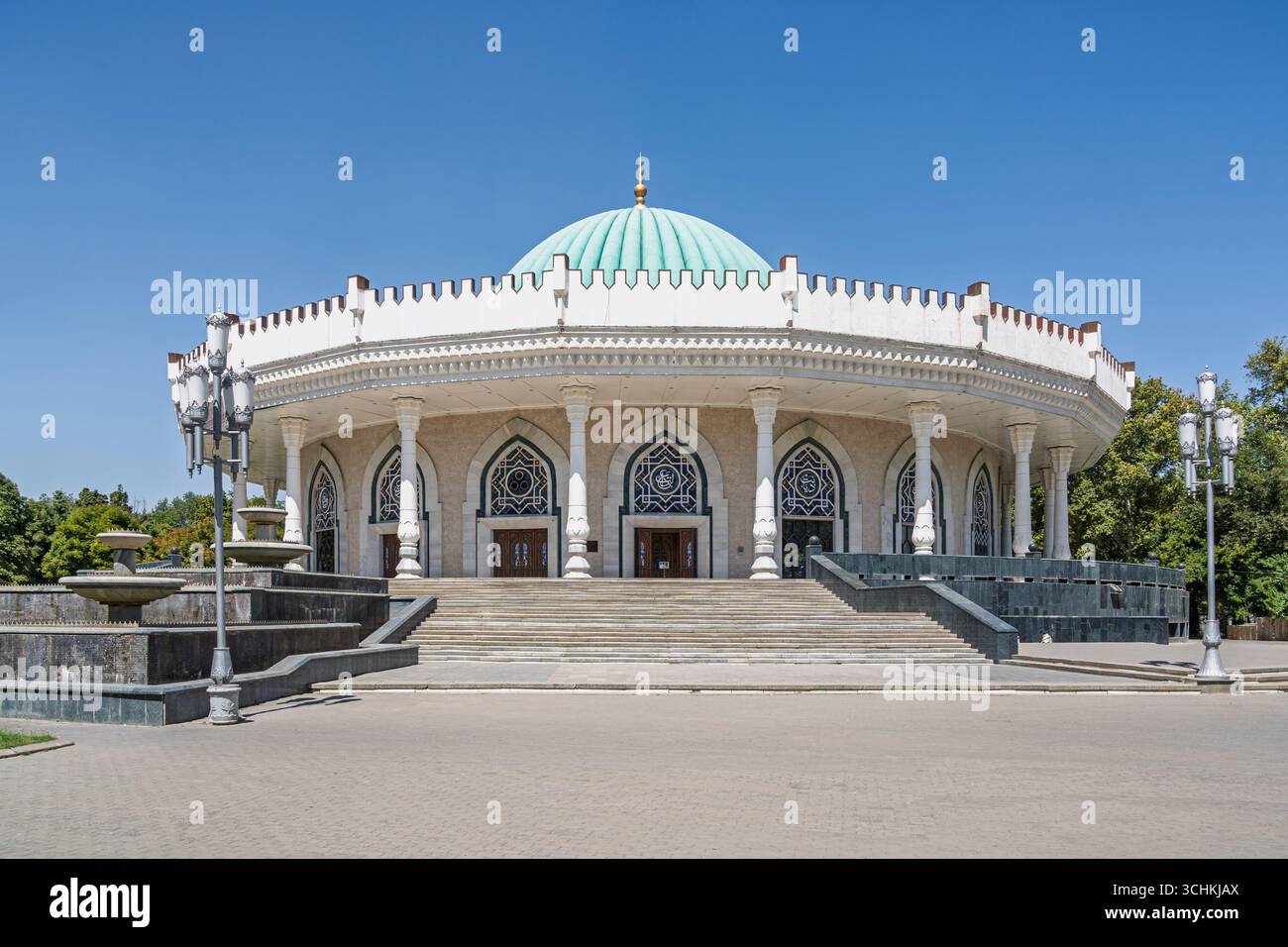 Tashkent, Uzbekistan - 08 09 2025 : Vista panoramica dell'esterno del museo Amir Timur in una luminosa giornata estiva Foto Stock