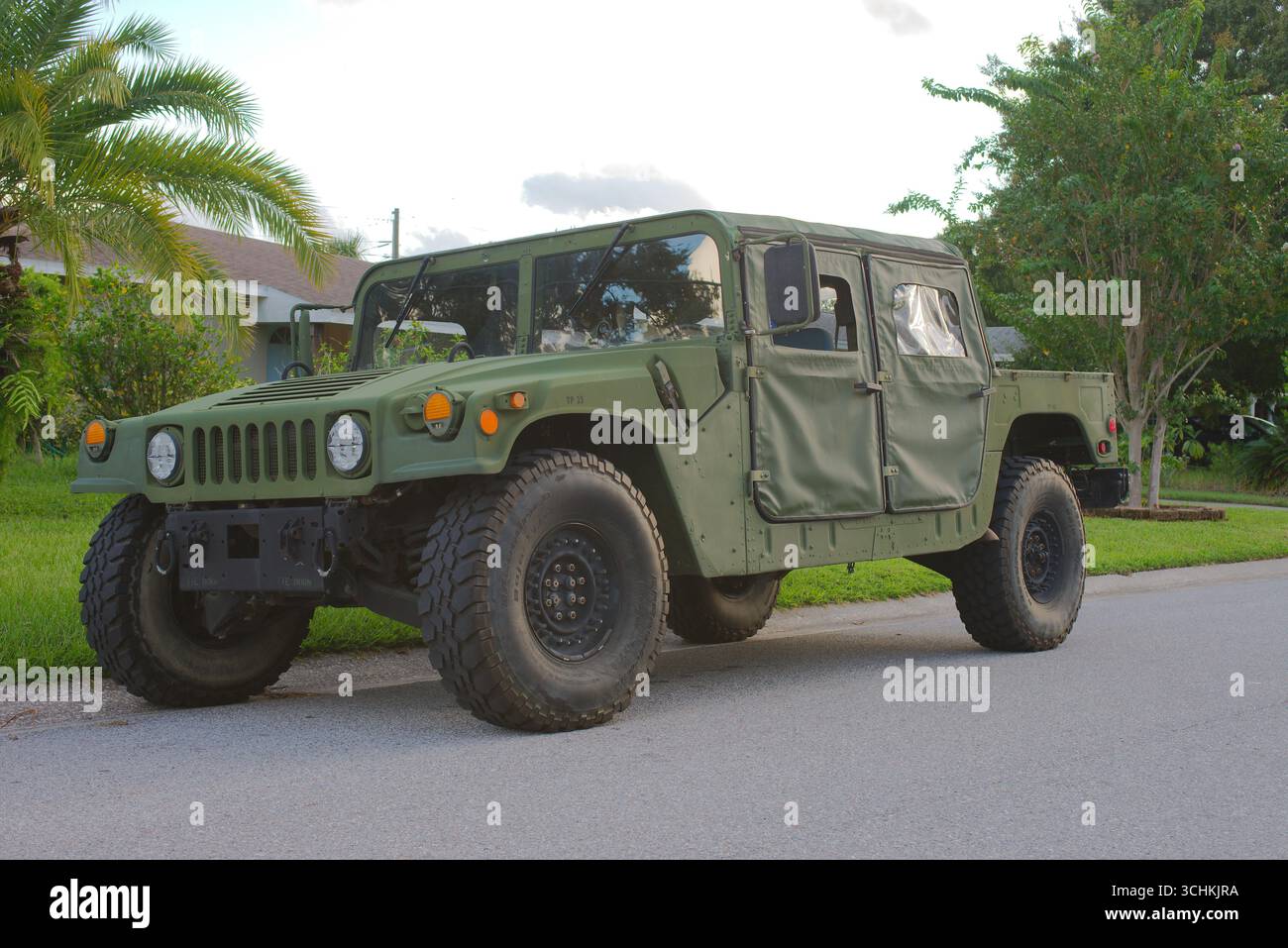 Military Green Humvee parcheggiata in un quartiere residenziale. Uso editoriale solo 31 agosto 2025 St. Petersburg, FL USA. Di fronte alla periferia h Foto Stock
