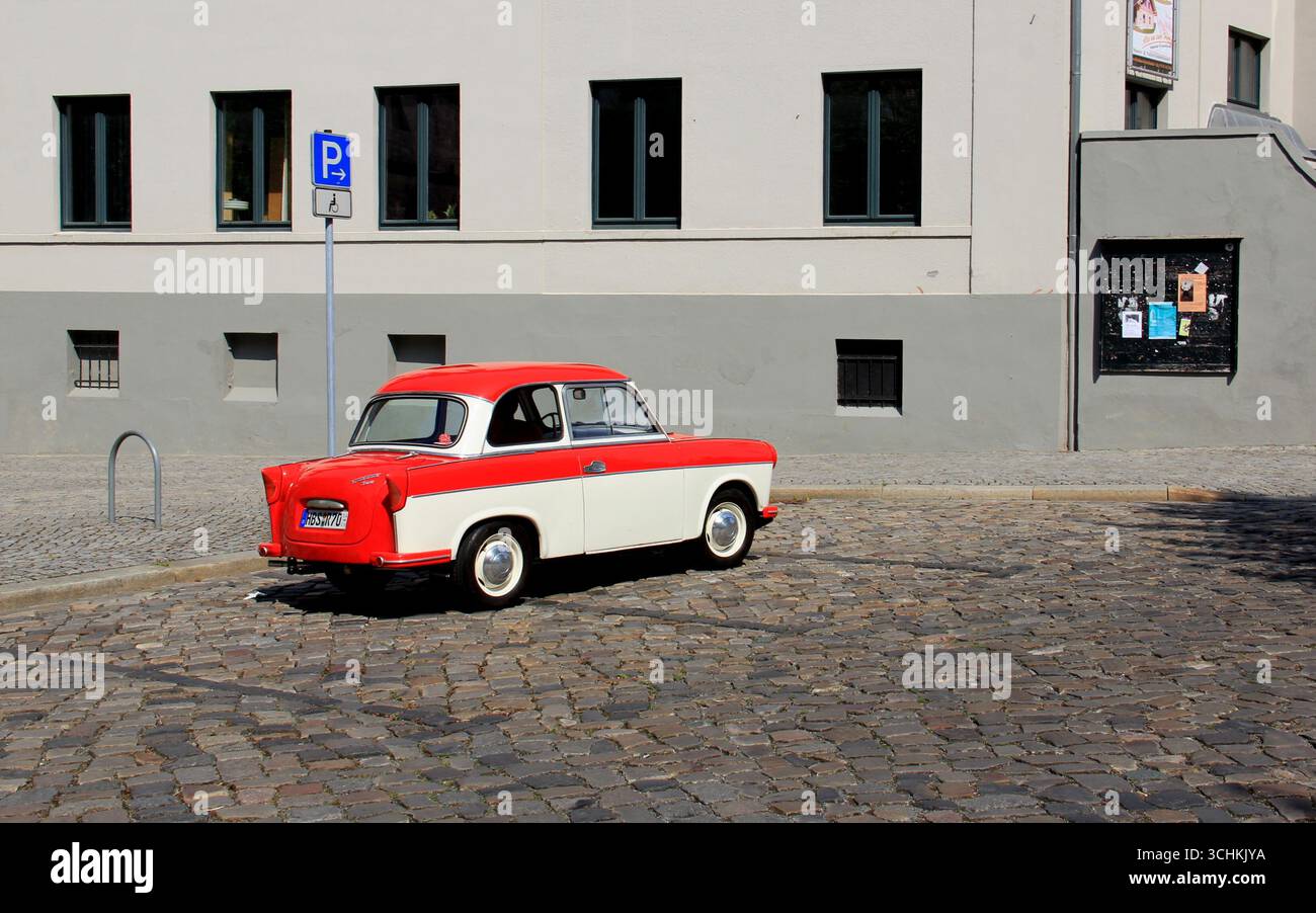 L'automobile d'epoca Trabant 600, prodotta nella Germania dell'Est negli anni '1960, parcheggiata su una strada acciottolata, vista posteriore destra del quarto, Halberstadt, Germania Foto Stock