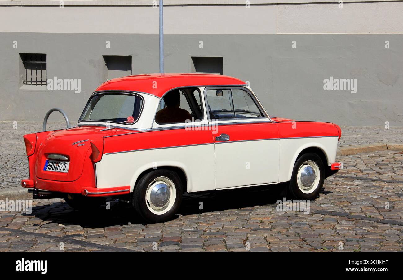 L'automobile d'epoca Trabant 600, prodotta nella Germania dell'Est negli anni '1960, parcheggiata su una strada acciottolata, vista posteriore destra del quarto, Halberstadt, Germania Foto Stock