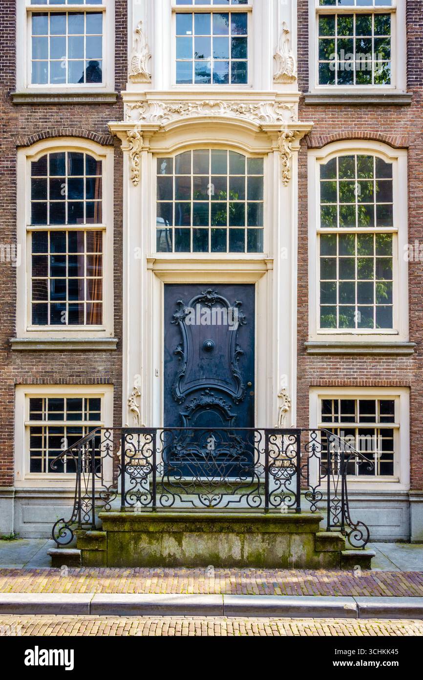 Una tipica facciata di una casa in mattoni a Dordrecht, Paesi Bassi Foto Stock