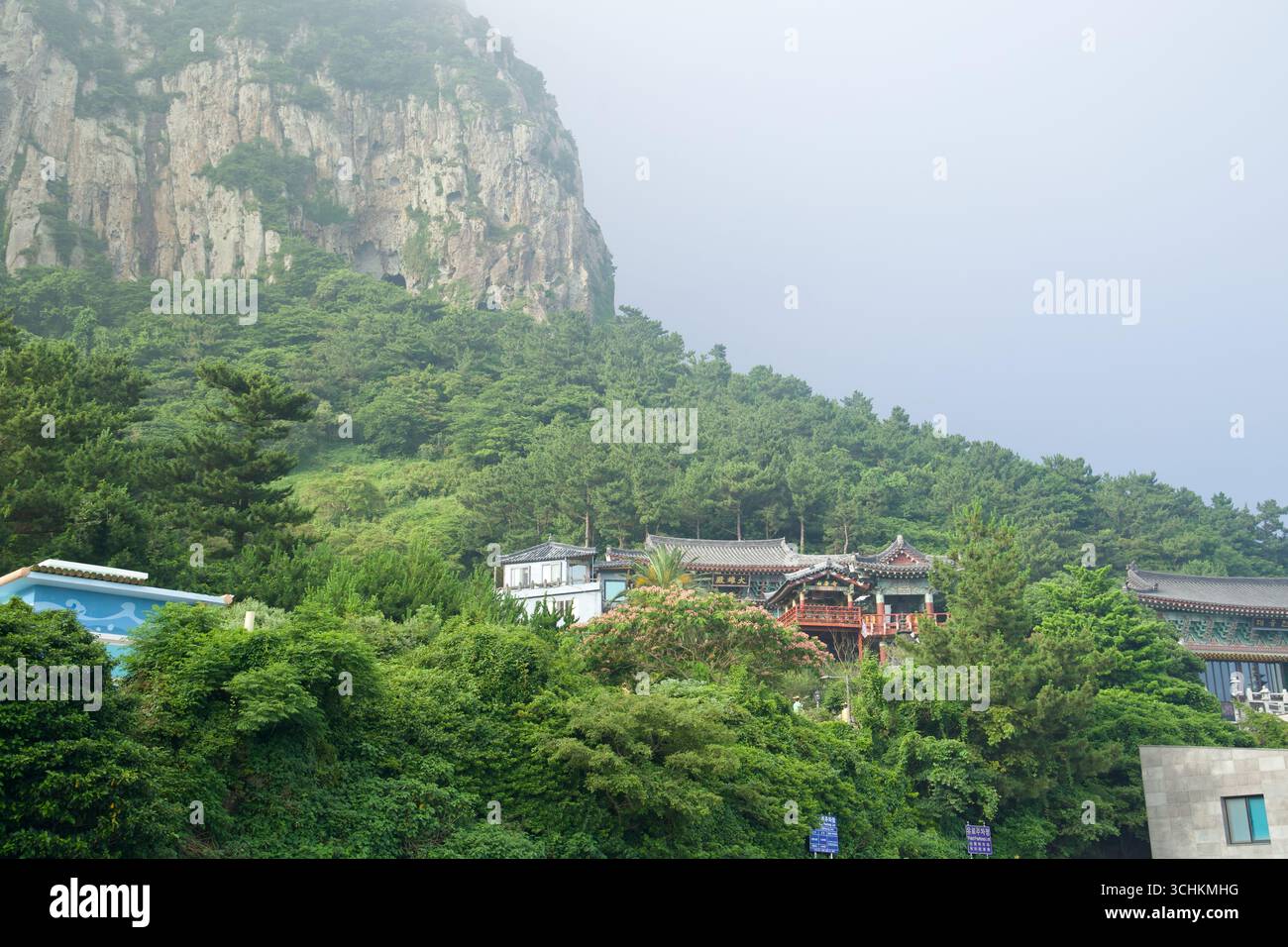 Le tradizionali sale del tempio si raggruppano sotto le scogliere di Sanbangsan, con grondaie ornate, pagode di pietra e pendii boscosi che circondano il complesso sopra il Foto Stock