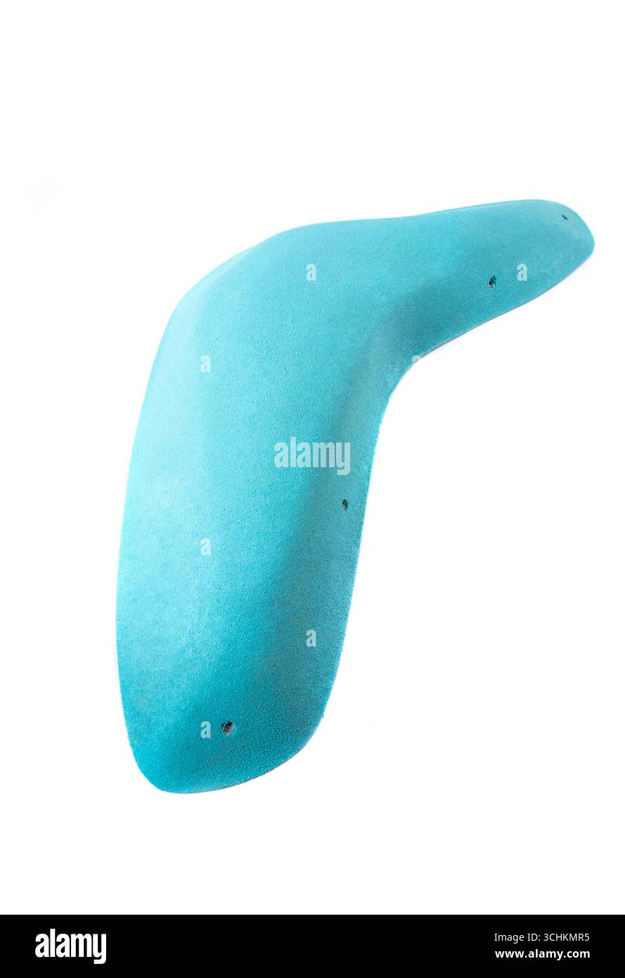 Presa per arrampicata blu su sfondo bianco, utilizzata per allenamenti di arrampicata su roccia al coperto e all'aperto, fitness e attività sportive in palestre e pareti per arrampicata. Foto Stock