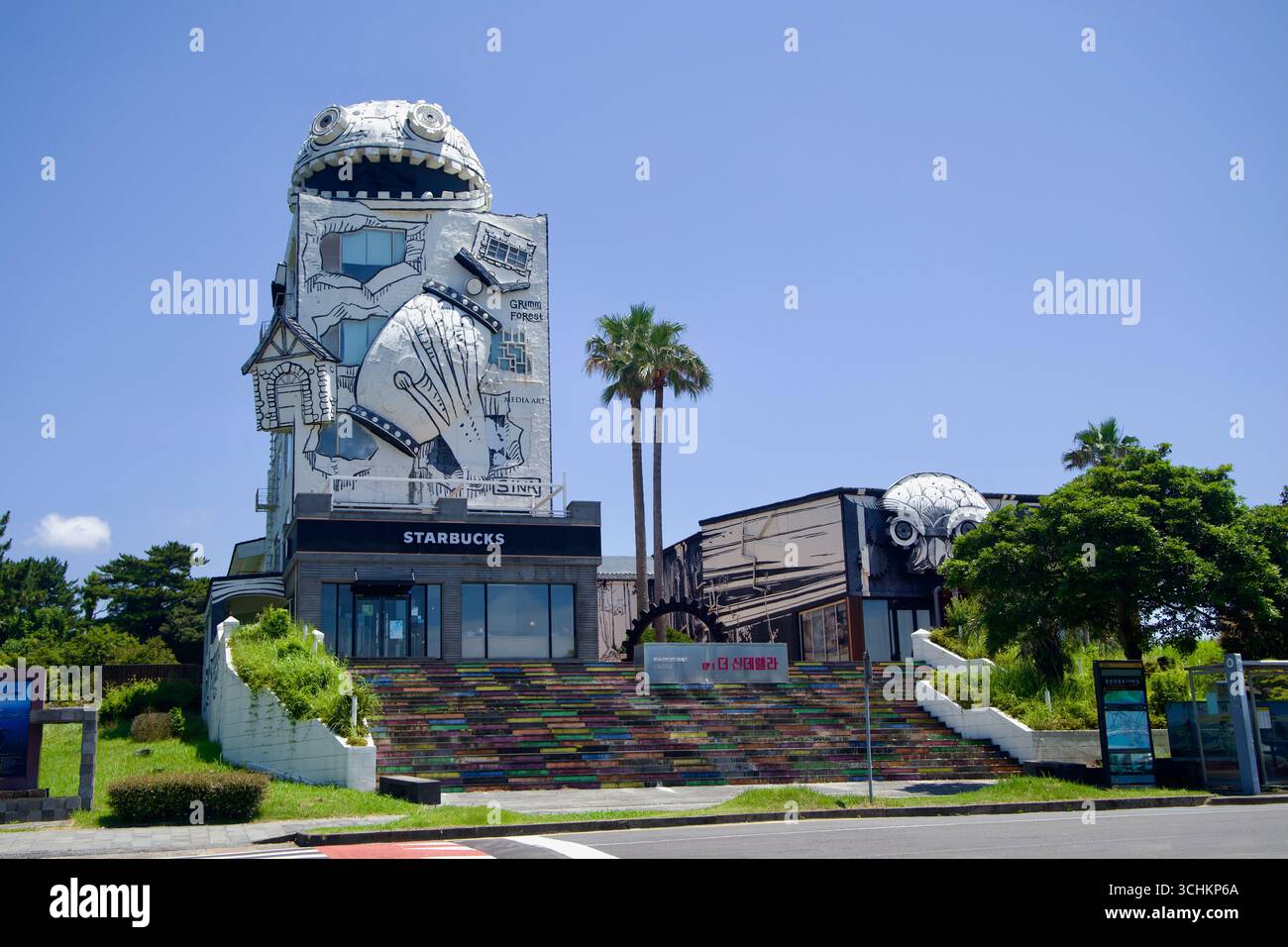 L'edificio artistico della Grimm Forest nel complesso Turistico di Jungmun, con una stravagante facciata simile a un cartone animato e un grande motivo creatura, che si affaccia su una Starb Foto Stock