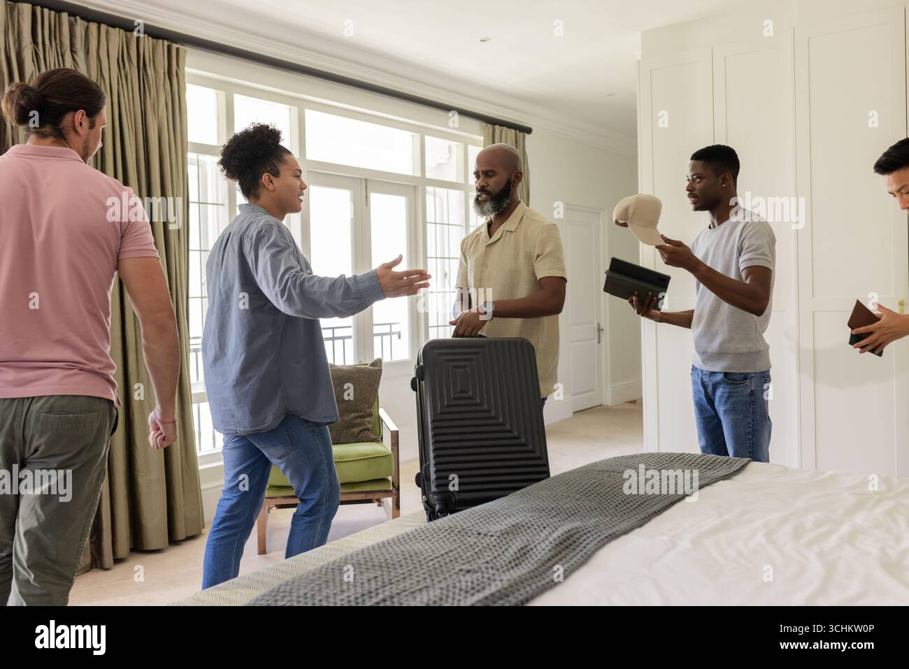 Gli amici si riuniscono in camera da letto e si preparano per il giorno del matrimonio con valigia e regali Foto Stock