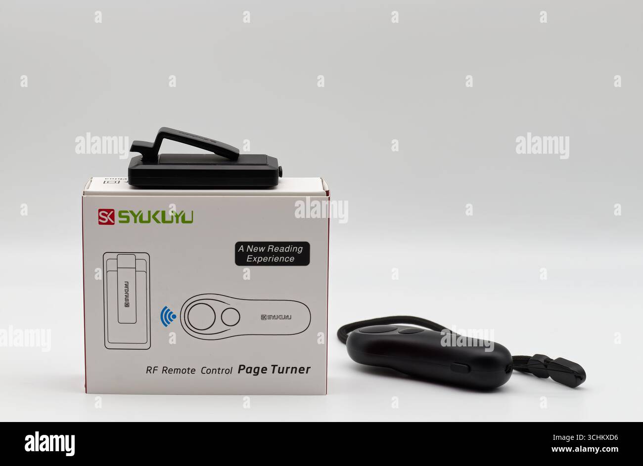 il telecomando RF Syuklyu page turner, progettato per una nuova esperienza di lettura, viene presentato con la confezione originale su Foto Stock