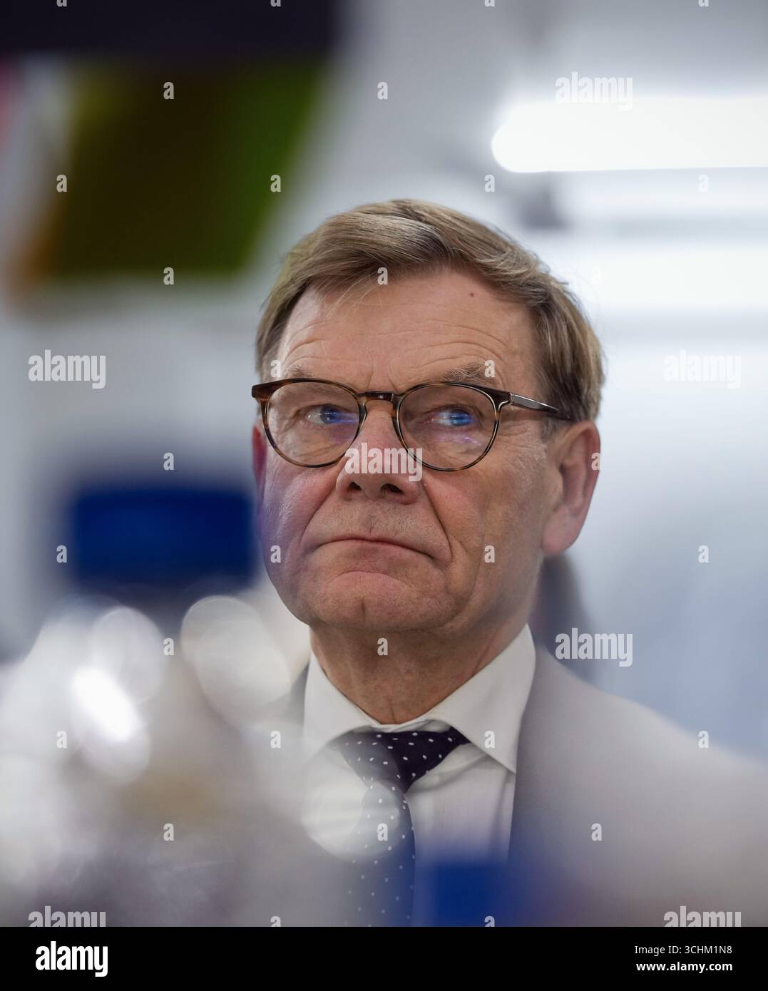 Bengaluru, India. 3 settembre 2025. Il ministro degli Esteri federale Johann Wadephul (CDU) visita il laboratorio della Facoltà di Biologia sulla Biologia evolutiva presso l'Indian Institute of Science (IISc). Il laboratorio è ora uno dei 38 gruppi partner attivi di Max Planck in India. Credito: Soeren Stache/dpa/Alamy Live News Foto Stock