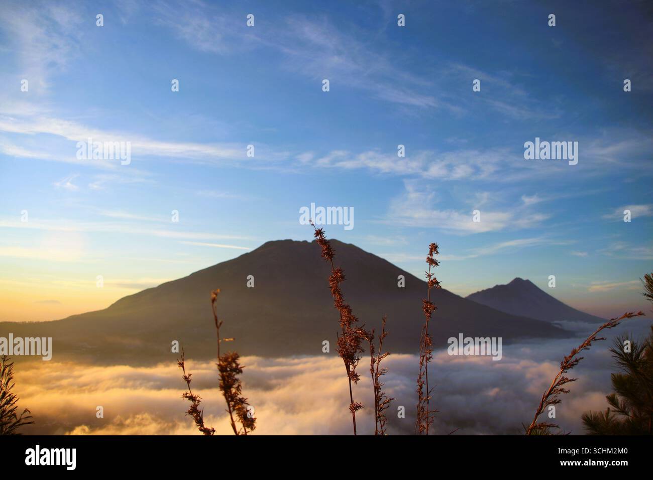 Splendido crinale di montagna circondato da nuvole e alba dorata, tranquillo paesaggio selvaggio con orizzonte naturale panoramico Foto Stock Splendido crinale di montagna circondato da nuvole e alba dorata, tranquillo paesaggio selvaggio con orizzonte naturale panoramico Foto Stock