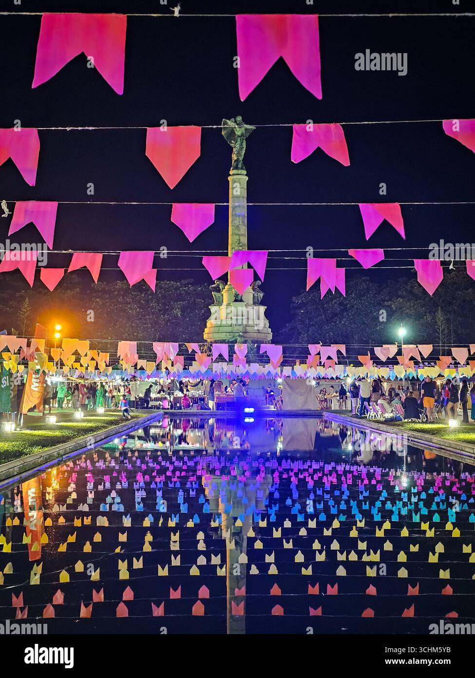 Vista notturna delle decorazioni della Festa Junina a Praia Vermelha, Urca - Rio de Janeiro, Brasile Foto Stock