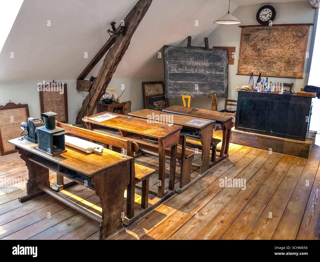 Ricostruzione di una scuola dell'inizio del XX secolo nel Museo della valle di Creuse - Éguzon-Chantôme, Vienne (36), Francia. Foto Stock
