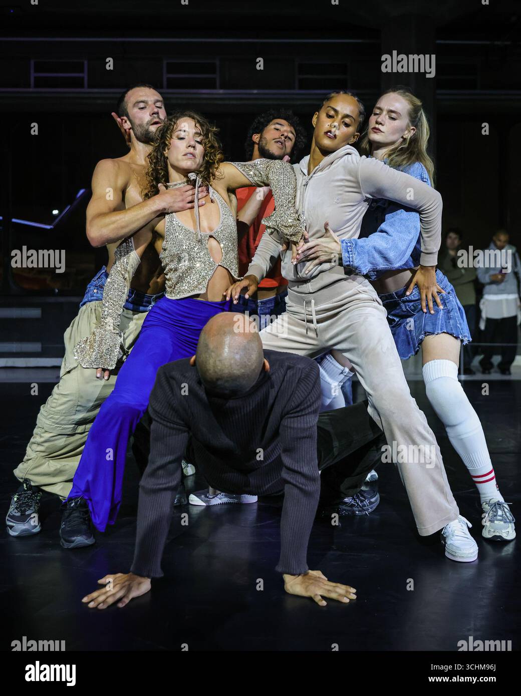 Londra, Regno Unito. 2 settembre 2025. Nel foyer della Queen Elizabeth Hall vengono eseguiti "Weather is Sweet" e altri pezzi. Rambert e Ballet National De Marseille, sotto la direzione di (LA)HORDE, uniscono le forze per trasformare l'intera Royal Festival Hall e il più ampio sito del Southbank Centre (che comprende l'auditorium, le terrazze esterne e le aree dietro le quinte) con la premiere britannica di "We Have Never Walked on the Moon" (3 - 6 settembre). Crediti: Imageplotter/Alamy Live News Foto Stock