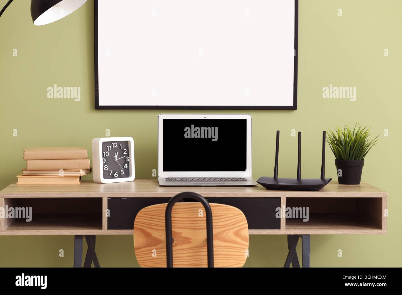 Postazione di lavoro con router wi-fi e laptop vuoto in ufficio Foto Stock