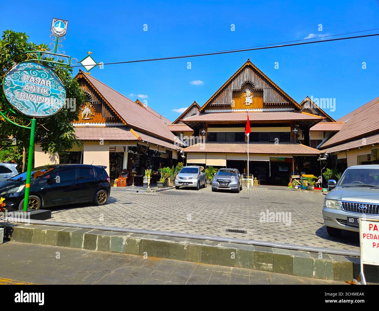 Mercato dei prodotti vintage che esistono da molto tempo e di alcuni oggetti di artigianato. Solo, Indonesia - 21 settembre 2023 - Immagine stock catturata con smartphone