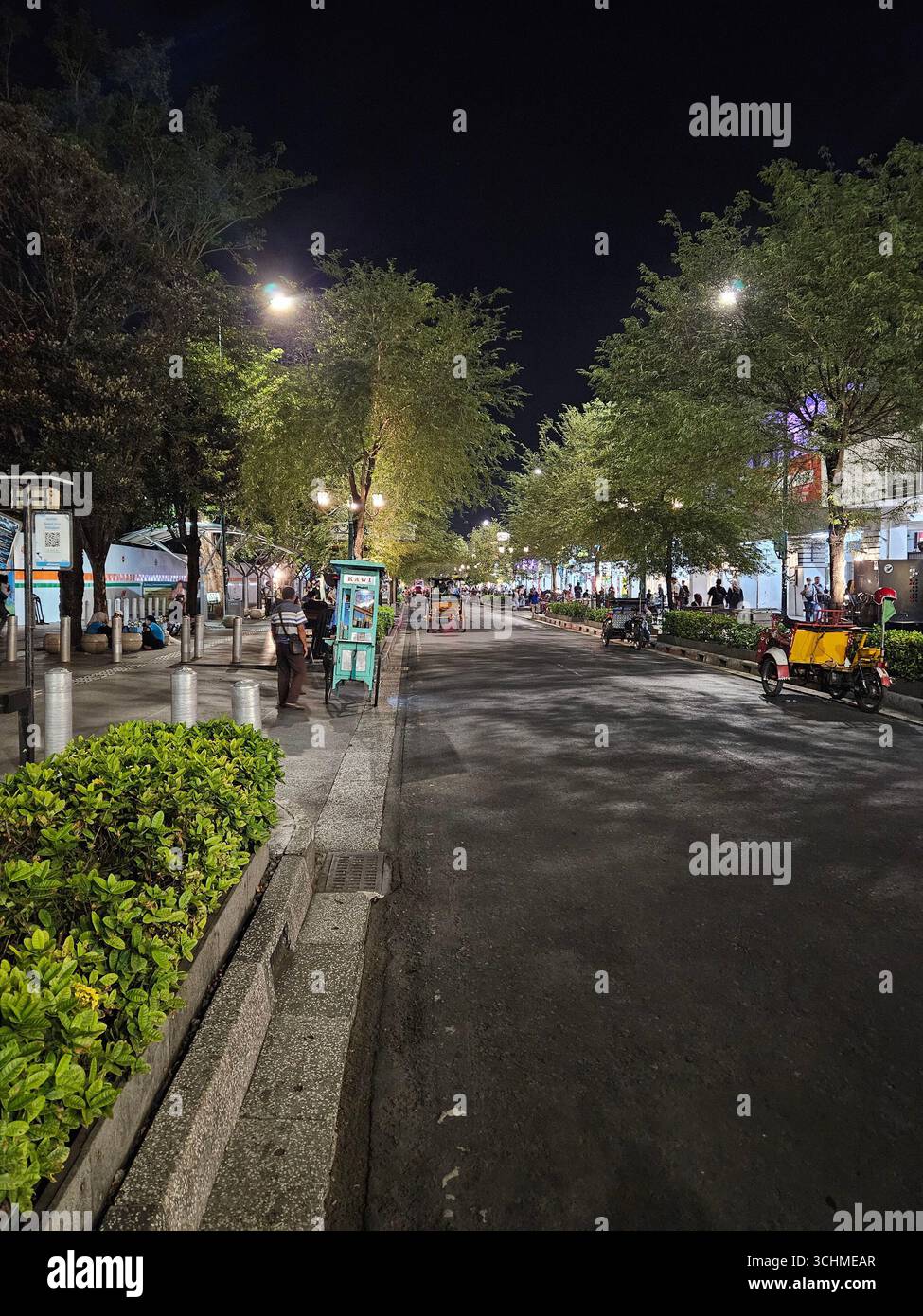 Maliboro Street di notte è molto romantico. Yogyakarta, Indonesia - 21 settembre 2023 - Immagine stock catturata con smartphone