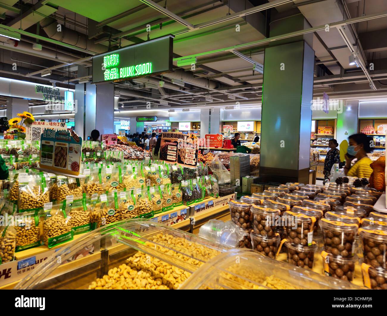 Bulk Nuts Aisle nel supermercato, Shandong, Cina Foto Stock