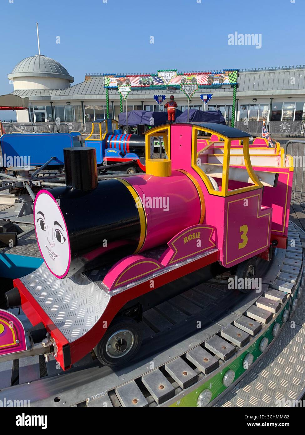 Giro in treno per bambini sul molo di Hastings - Immagine stock catturata con smartphone