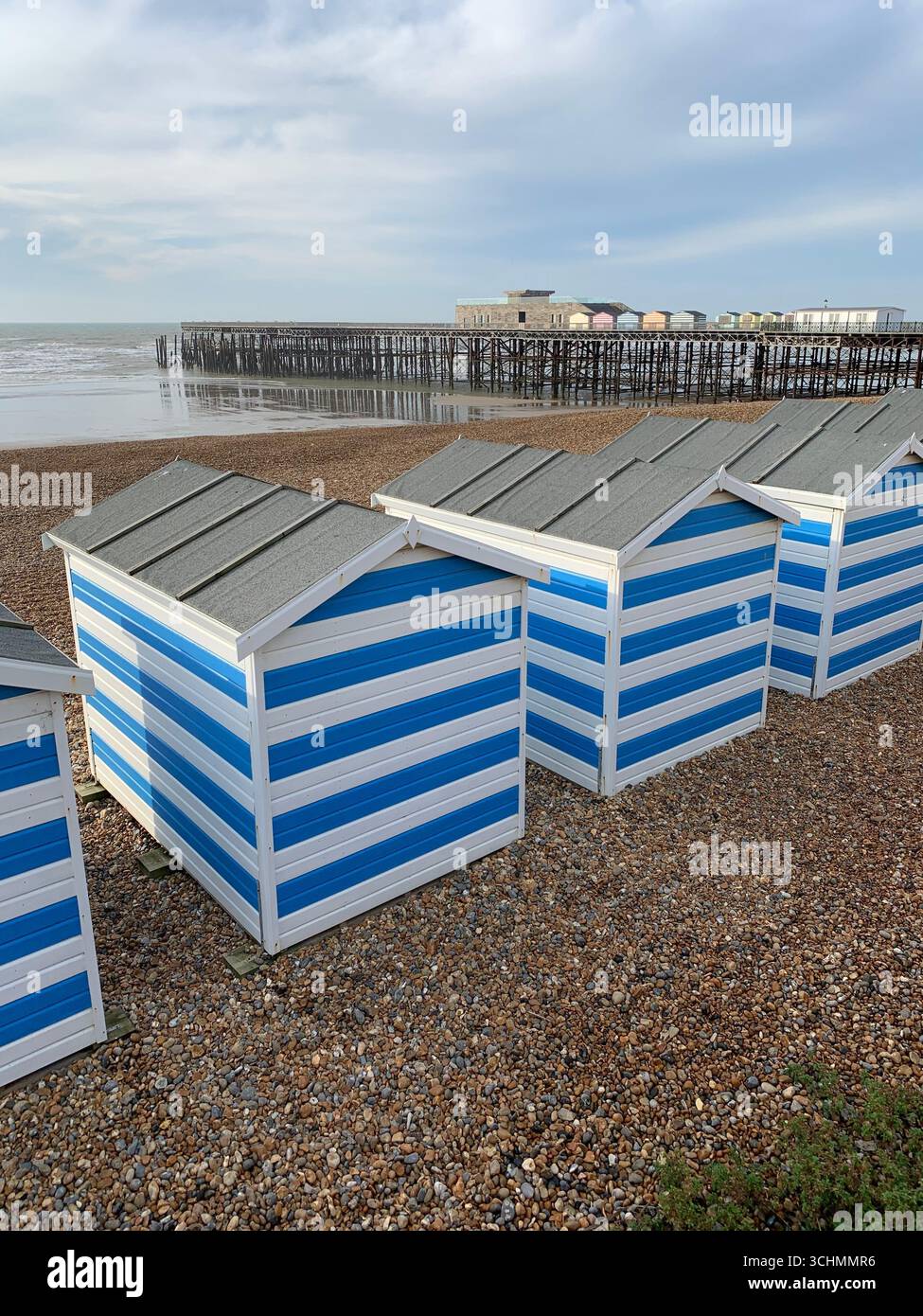 Rifugi e moli sulla spiaggia, Hastings, in una tranquilla giornata di sole - Immagine stock catturata con smartphone