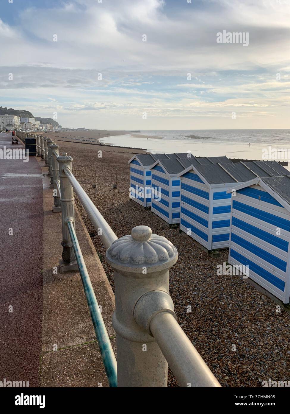 Capanne sulla spiaggia di Hastings, in una tranquilla giornata di sole - Immagine stock catturata con smartphone