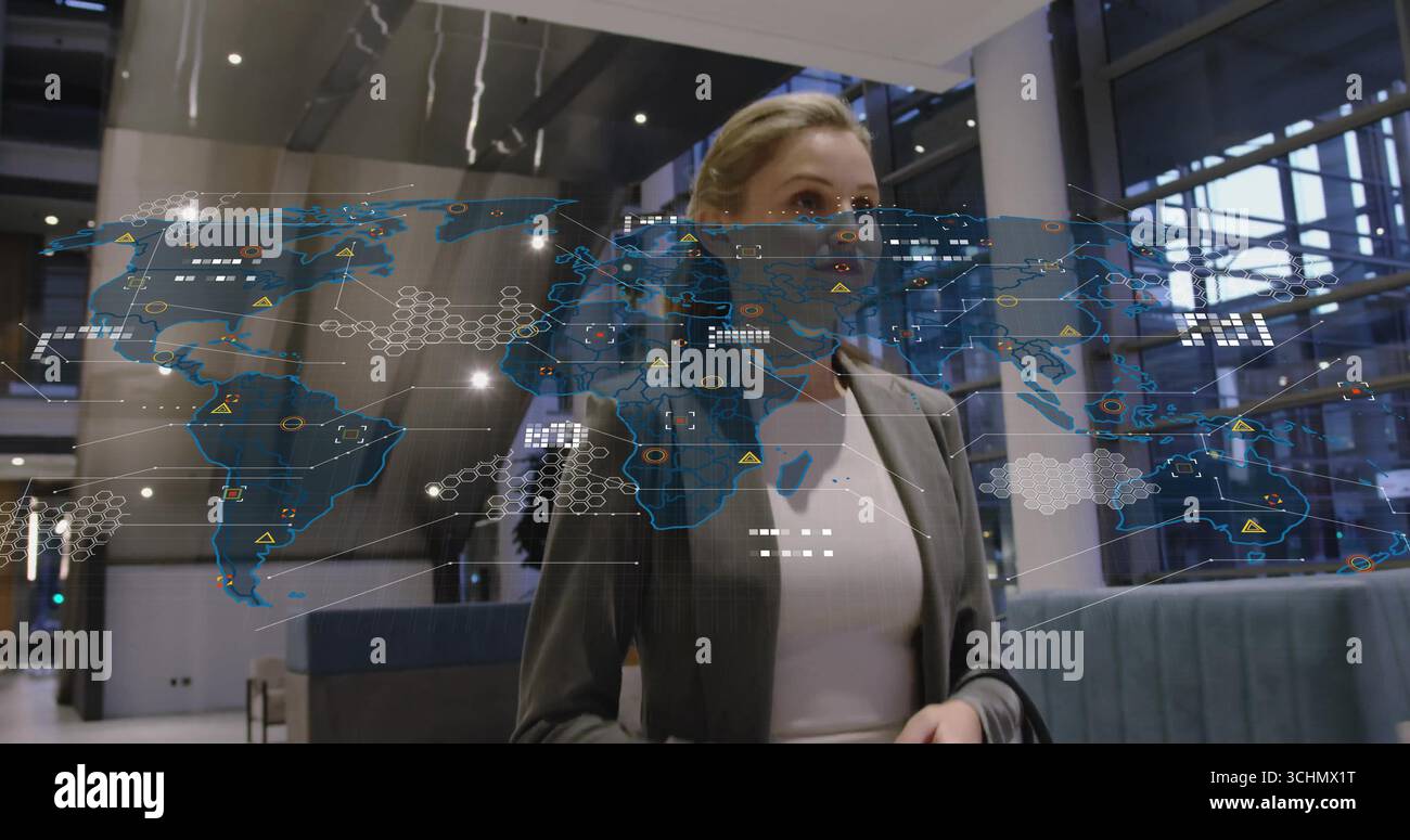 Analizzando la mappa olografica, i dirigenti indossano un blazer grigio nella hall aziendale con colonne metalliche Foto Stock