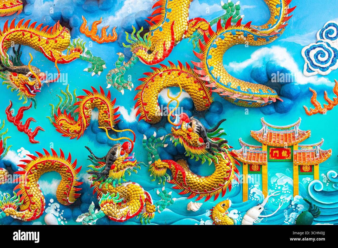 Il drago nel tempio cinese, la statua del drago cinese dorato sul muro. Foto Stock