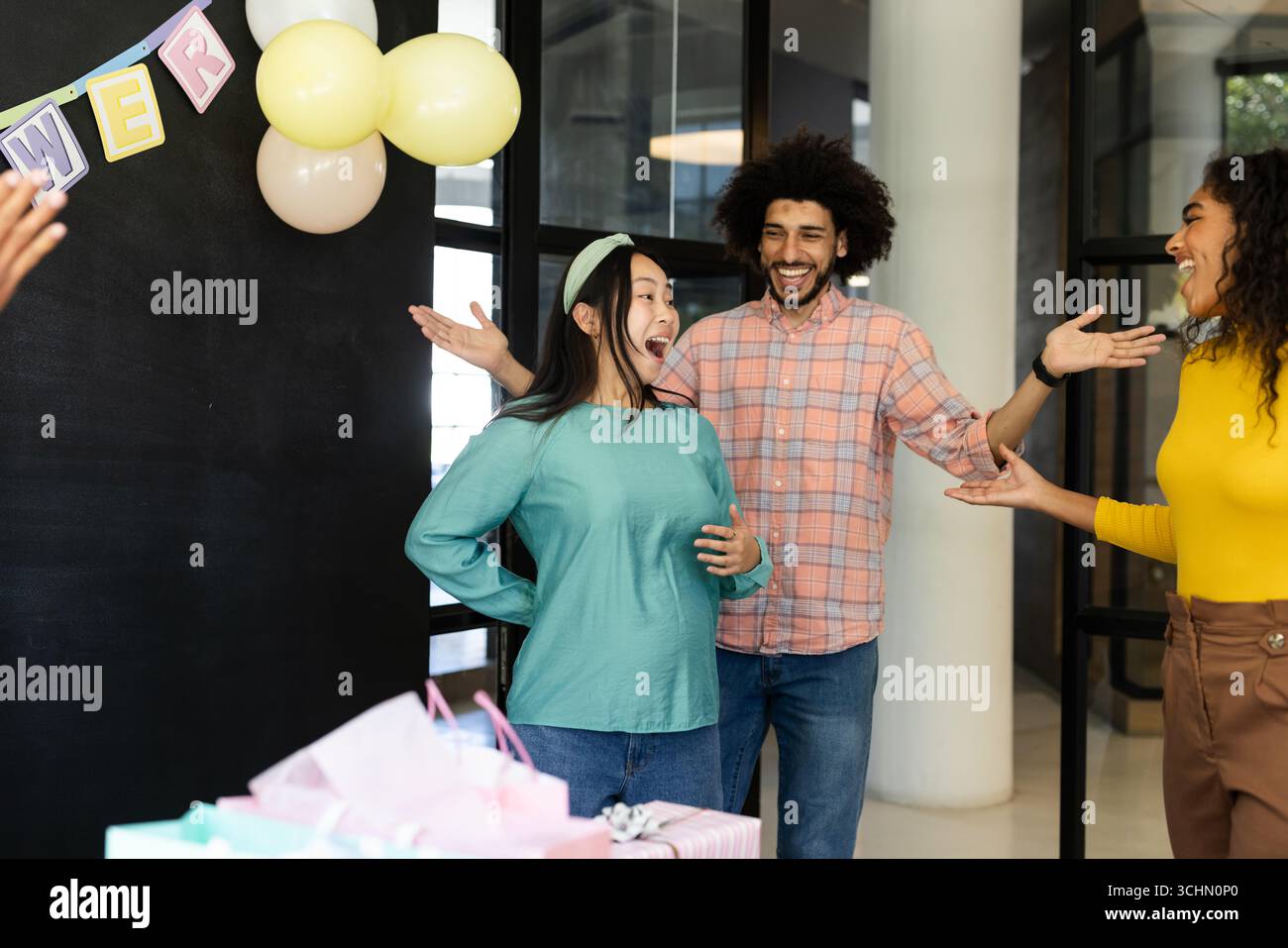 Festeggiamo una festa a sorpresa, i colleghi in ufficio condividono l'atmosfera festosa insieme Foto Stock