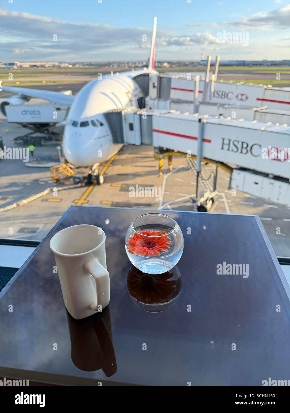 Vista dalla lounge Emirates Business Class all'Aeroporto di Heathrow (Londra) dell'Emirates airbus 380 parcheggiato in preparazione per il volo di ritorno Foto Stock