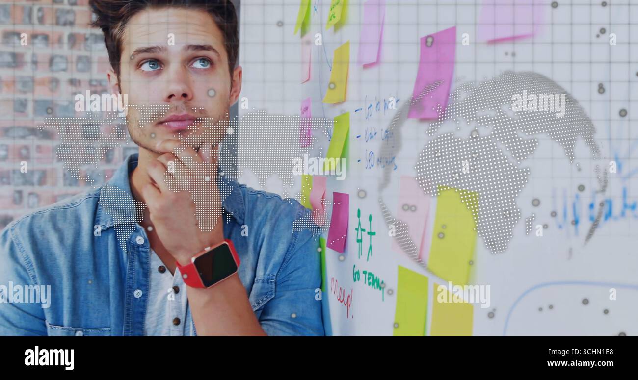 Analista che tocca il mento contemplando i diagrammi della lavagna in ufficio, con appunti adesivi e spazio di copia Foto Stock