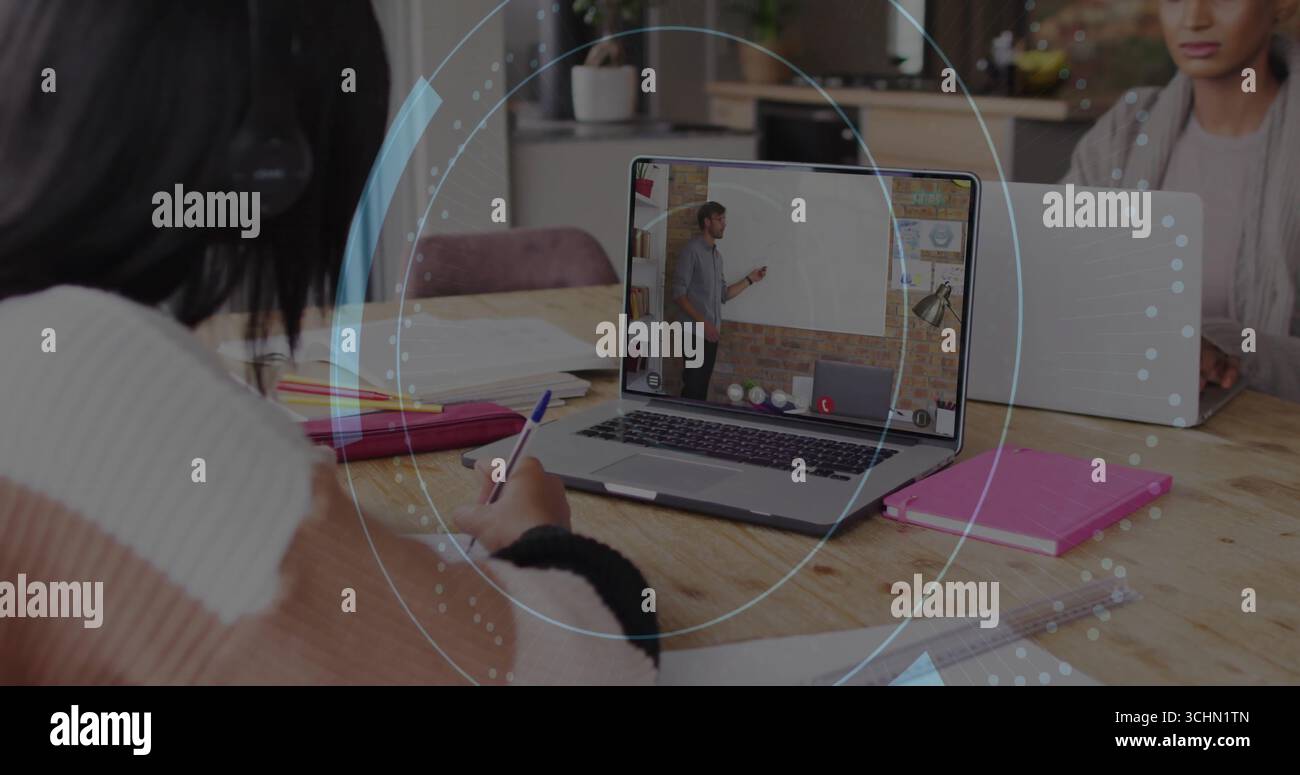 Scrivere a studenti adolescenti e compagni di classe seguendo la lezione sui notebook in ufficio a casa, con i notebook Foto Stock