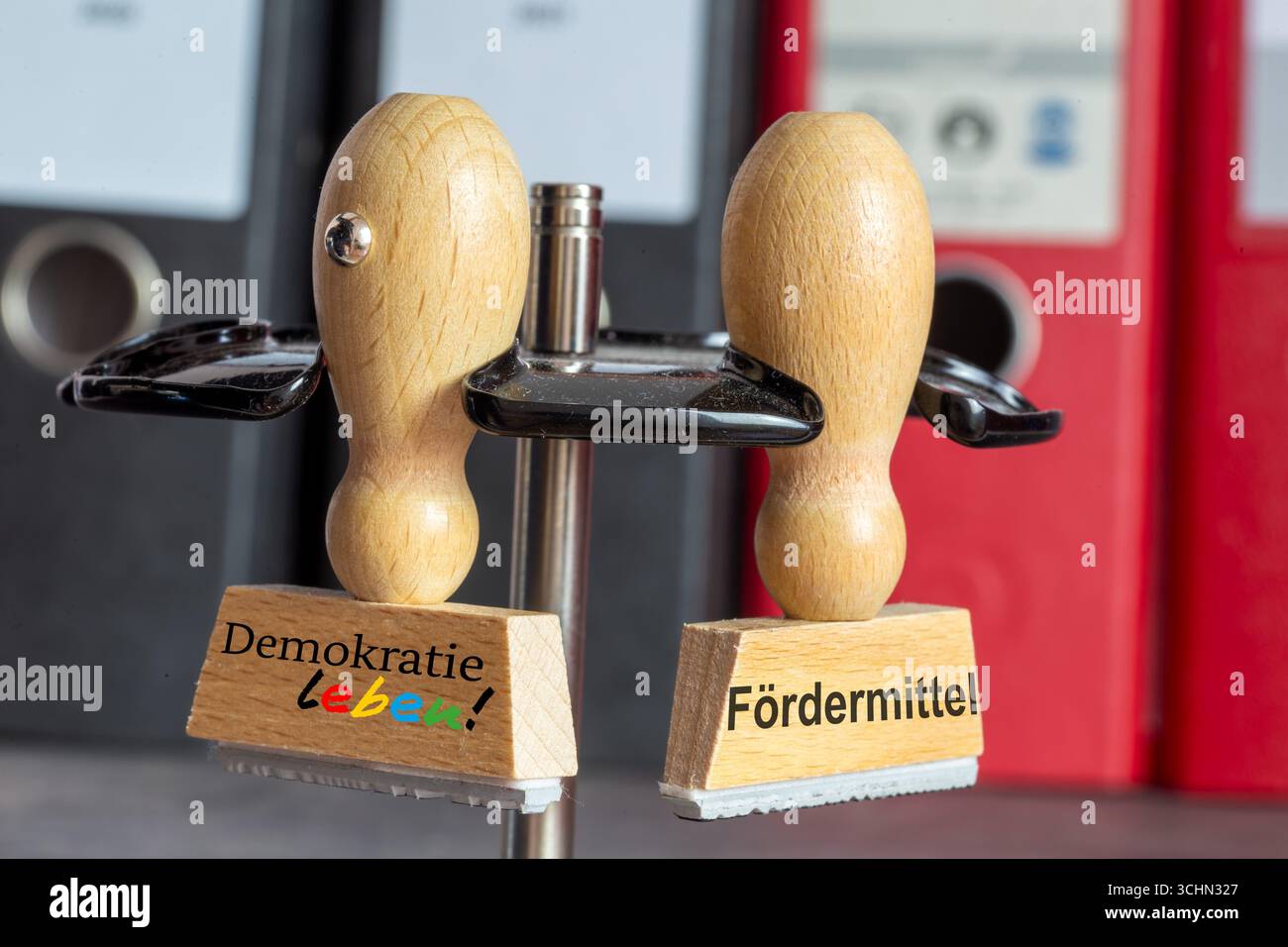 (Montaggio fotografico) primo piano di un francobollo con la dicitura DEMOKRATIE LEBEN accanto a un francobollo con la dicitura FÖRDERMITTEL Foto Stock