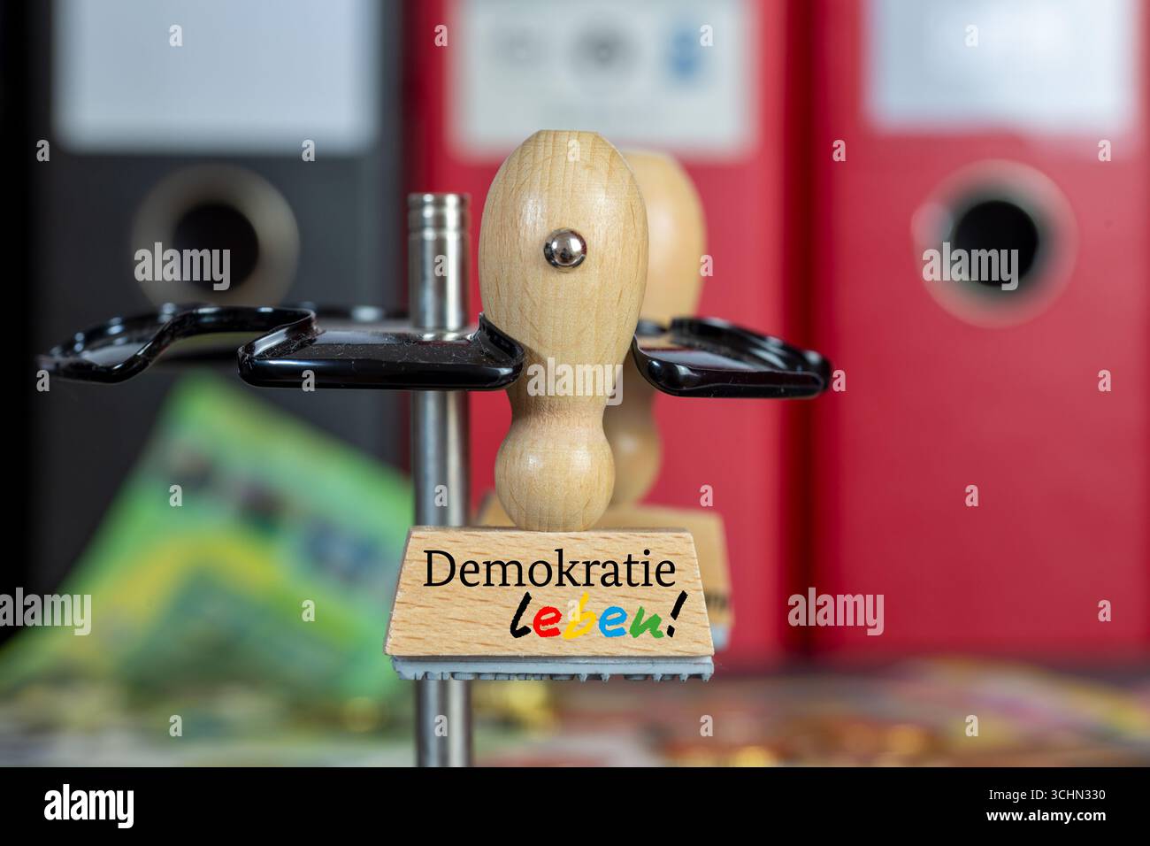 (Montaggio fotografico) primo piano di un francobollo con la scritta DEMOKRATIE LEBEN Foto Stock