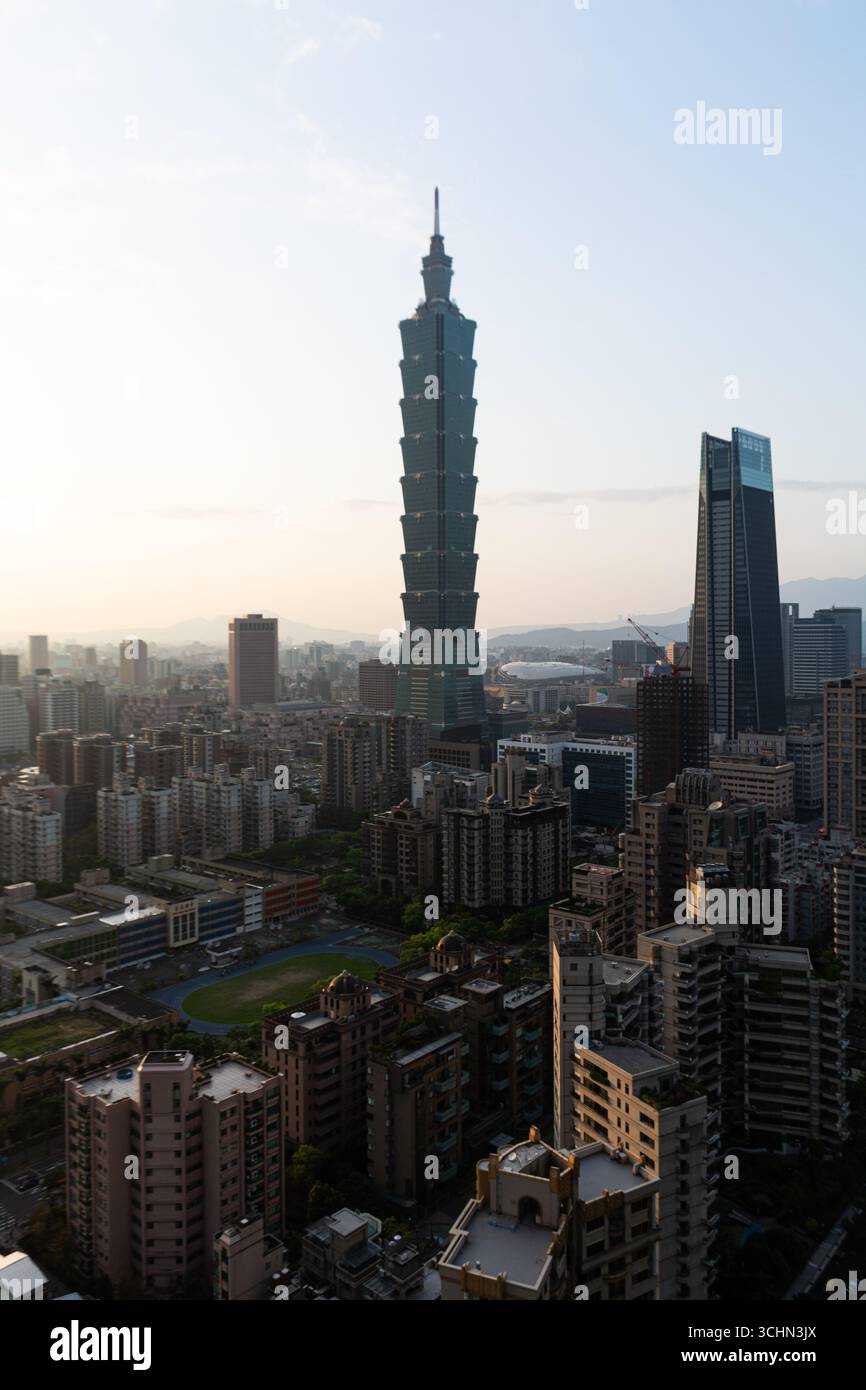 Vista aerea del paesaggio urbano di Taipei con l'iconica torre Taipei 101 durante un'alba nebbiosa. Foto Stock