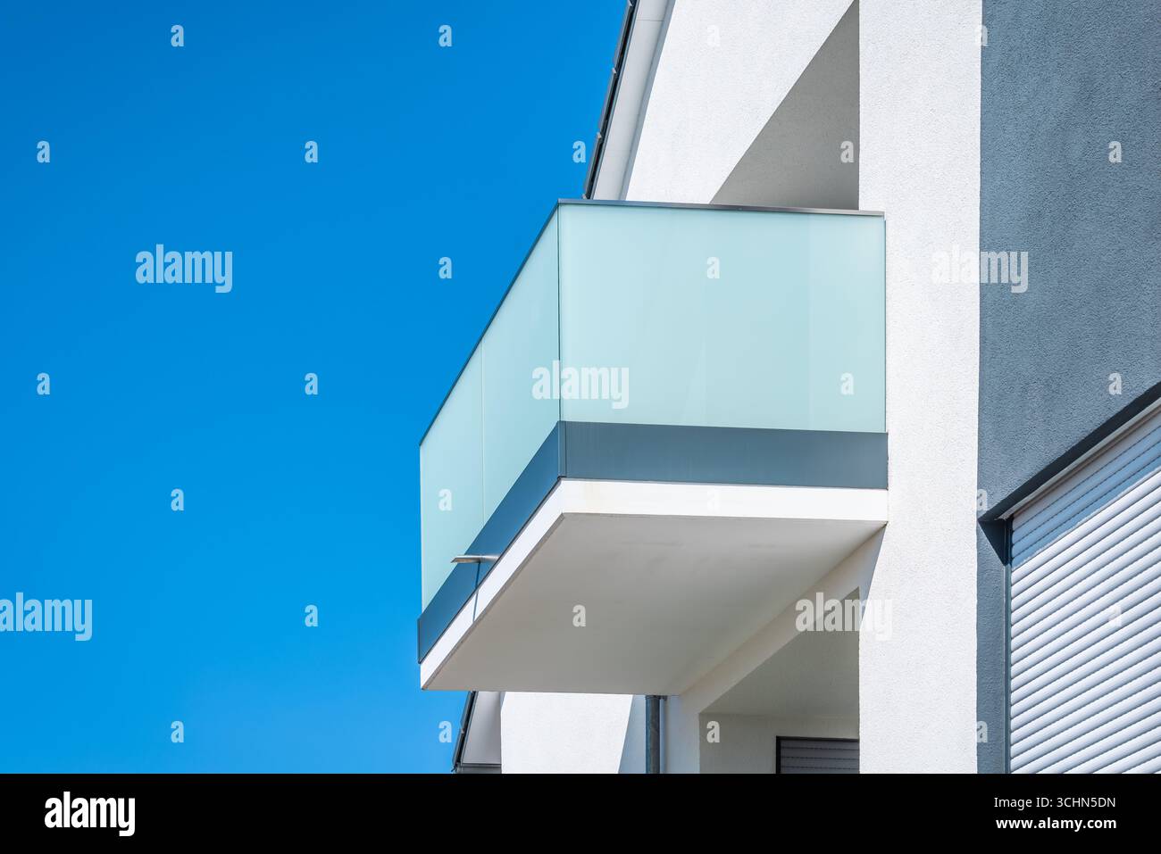 Architettura moderna, balcone di casa familiare con combinazione di cemento, vetro e acciaio Foto Stock