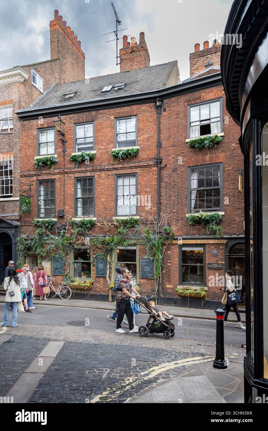 Il Galtres Lodge Hotel a York, Inghilterra, è una residenza georgiana con finestre fiorite, strade acciottolate e turisti che passano da questo ambiente storico. Foto Stock