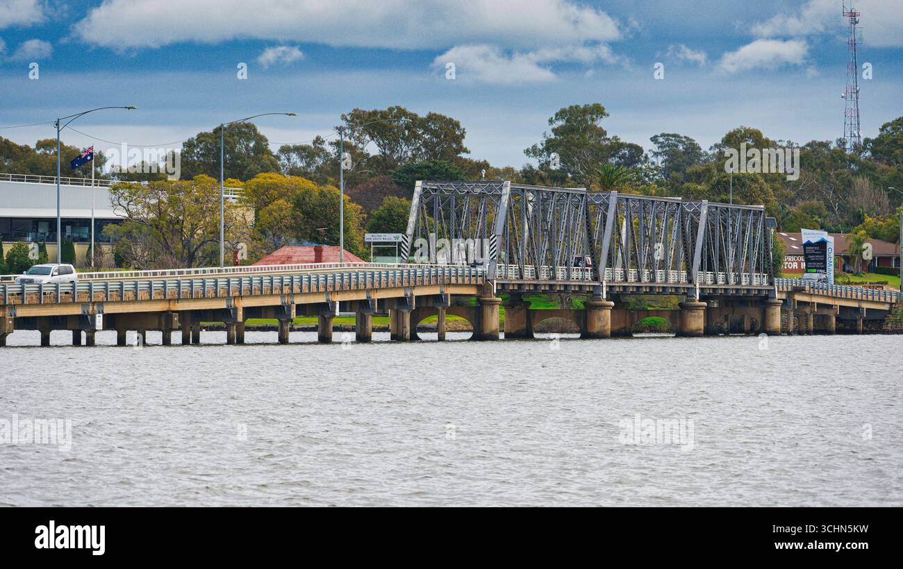Il ponte in acciaio attraversa il lago Mulwala, collegando Yarrawonga e Mulwala attraverso l'acqua Foto Stock