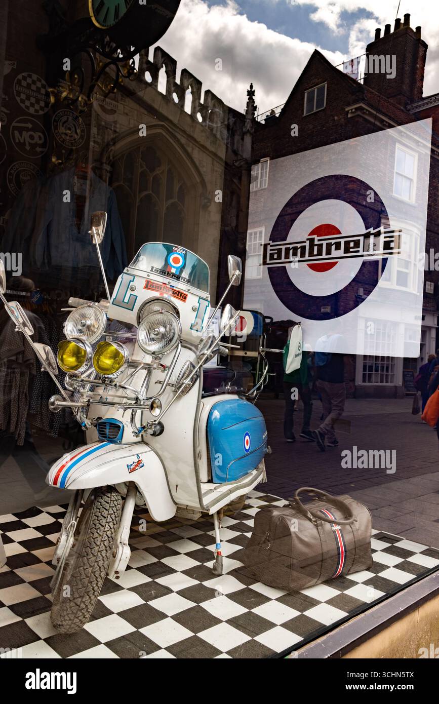 Scooter Lambretta d'epoca in vetrina, con dettagli di cultura Mod, tra cui specchi multipli, emblemi target e accessori retrò. Foto Stock